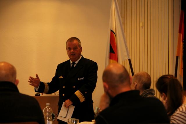 Ein Soldat im Dienstgrad eines Flottillenadmirals.