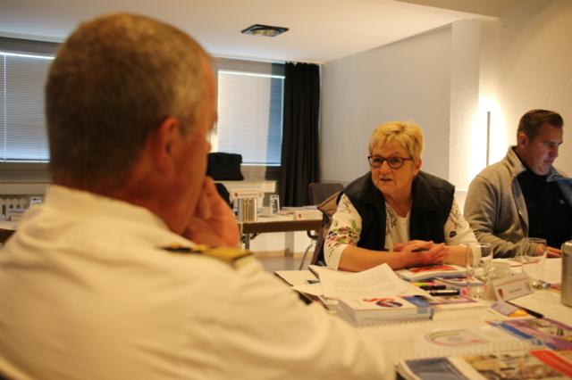 Zwei Personen im Gespräch.