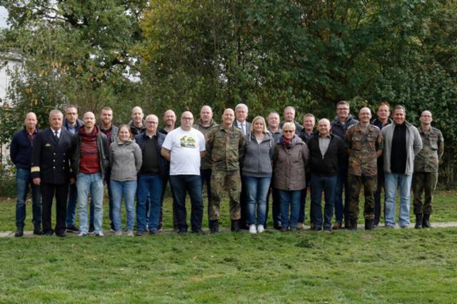 Gruppenbild mit etwa 25 Personen